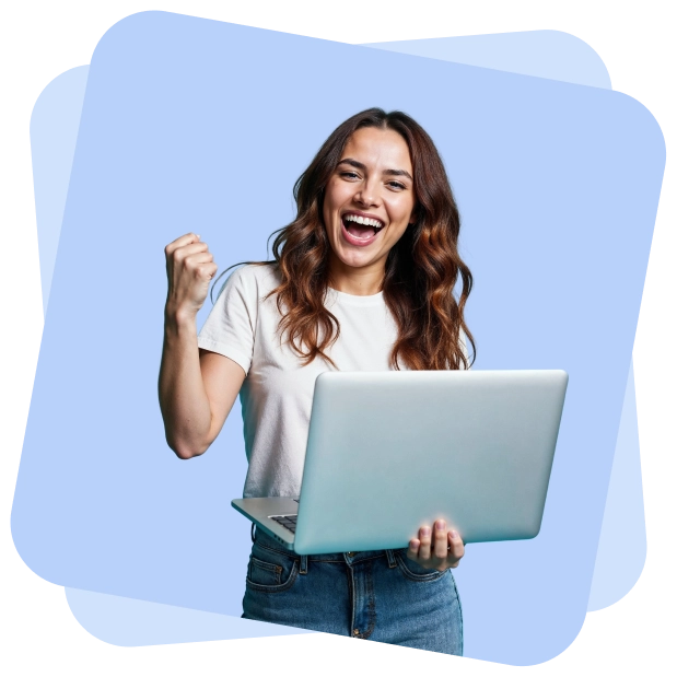Aluna da Versa! sorrindo com o notebook na mão durante uma aula ao vivo