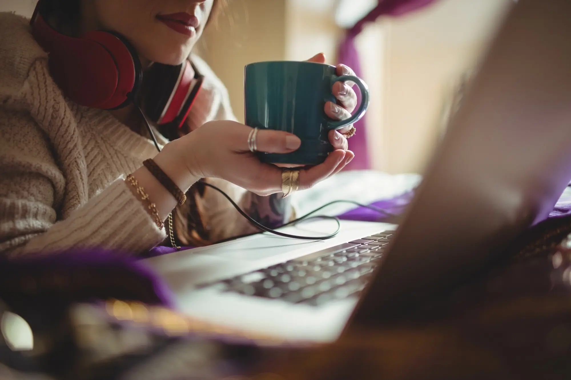 Estudante relaxado no computador com caneca de café